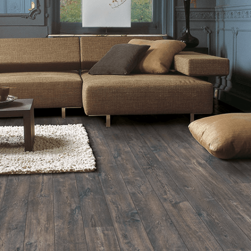 quick-step-perspective-wide-caribische-eik-donker Perspective Wide V2 Caribische Eik Donker ULW1546 laminaat van Quickstep heeft de luxe uitstraling van een echte houten vloer met de kwaliteit die u gewend bent van Quickstep. De Quickstep Perspective Wide V2 Caribische Eik Donker ULW1546 is een verrassende laminaatvloer welke u meeneemt naar hogere woonsferen. De Quickstep Perspective Wide V2 Caribische Eik Donker ULW1546 zorgt voor veel wooncomfort en is eenvoudig zelf te plaatsen. Het product heeft een fabrieksgarantie van 25 jaar en een slijtwaarde van AC4 - klasse 32.