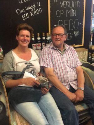 Vader en dochter uit Dedemsvaart gaan naar huis als tevreden klanten met een mooie laminaatvloer!