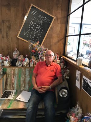 Deze heer uit Bornerbroek is blij met zijn aankopen van een nieuwe vloer bij Bebo Parket