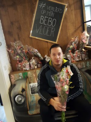 Deze jongeman uit Mariaparochie is blij met zijn laminaat van Bebo Parket