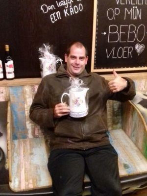 Deze meneer uit Hellendoorn is blij met zijn nieuwe laminaatvloer