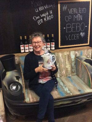 Deze mevrouw uit Aadorp is blij met haar nieuwe vloer