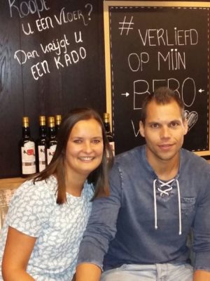 Dit jonge stel uit Bornerbroek zijn blij met hun nieuwe laminaat van Bebo Parket