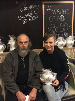 Vader en dochter uit Hellendoorn hebben een mooie laminaatvloer gekocht bij Bebo Parket